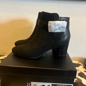 Jones New York Black Textured Ankle Boots